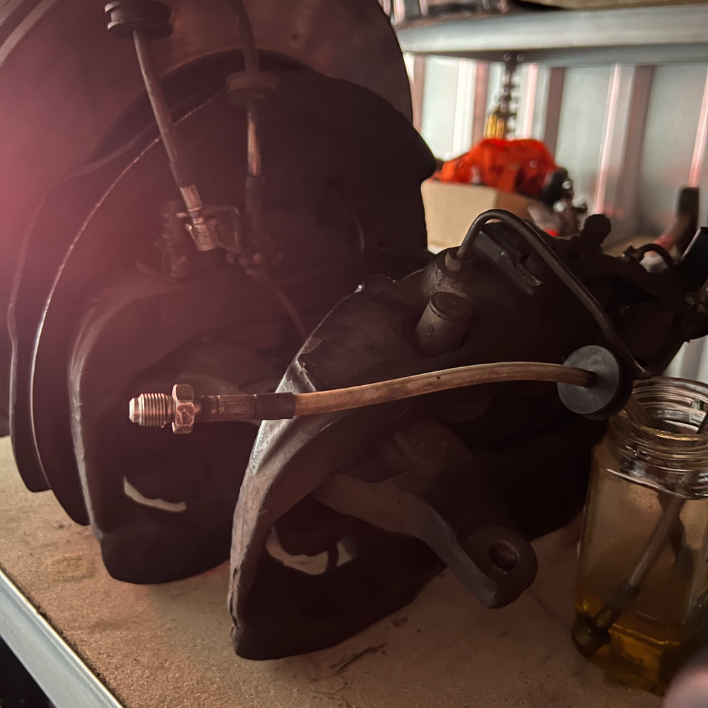 Audi S6 4F V10 385 mm Bremssättel mit Hitzeschutzblechen