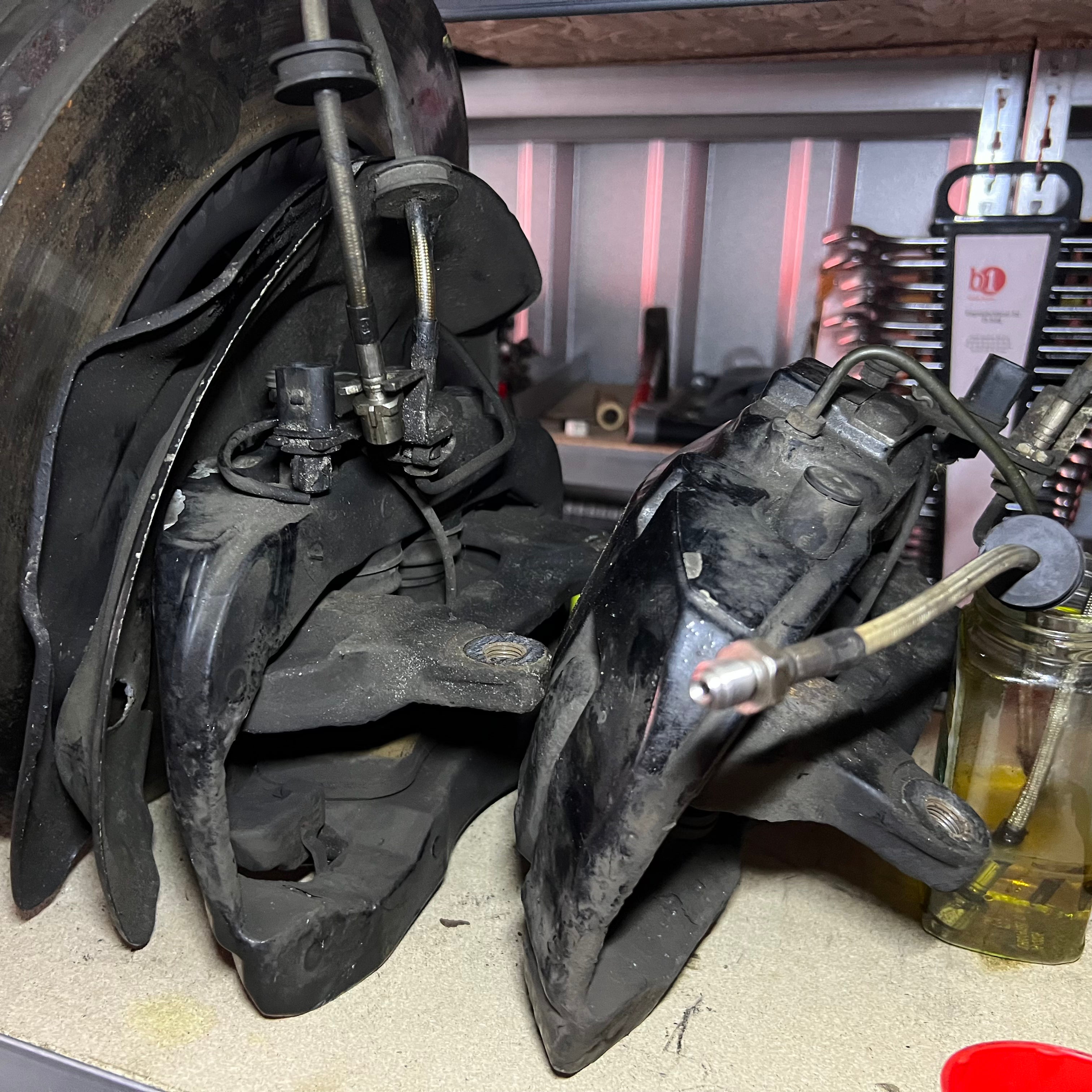 Audi S6 4F V10 385 mm Bremssättel mit Hitzeschutzblechen
