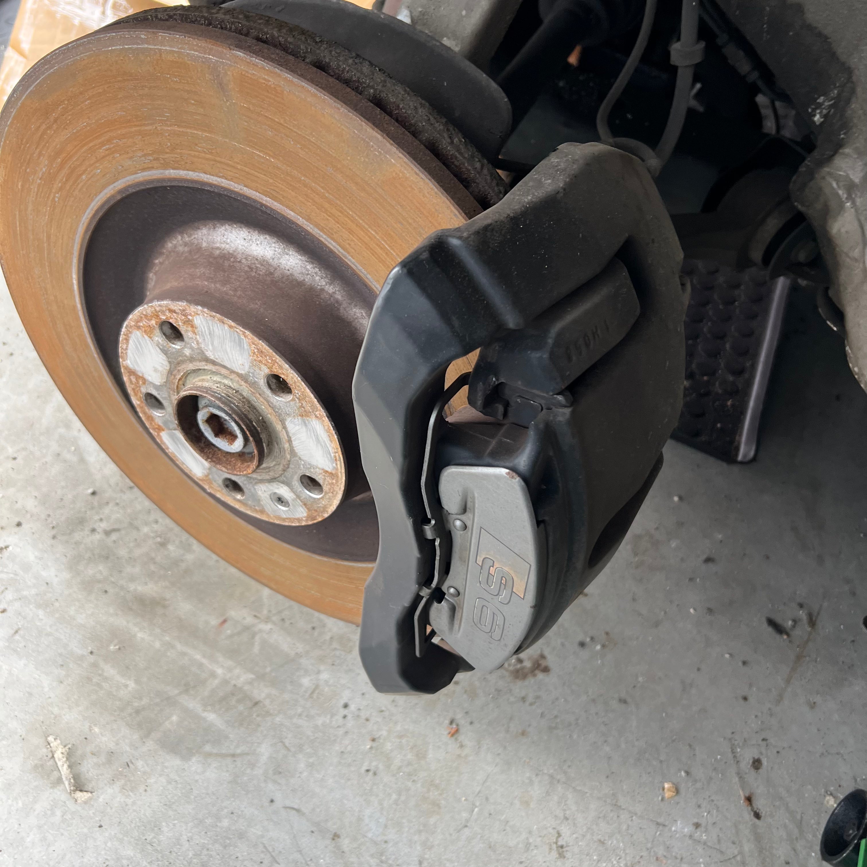 Audi S6 4F V10 385 mm Bremssättel mit Hitzeschutzblechen