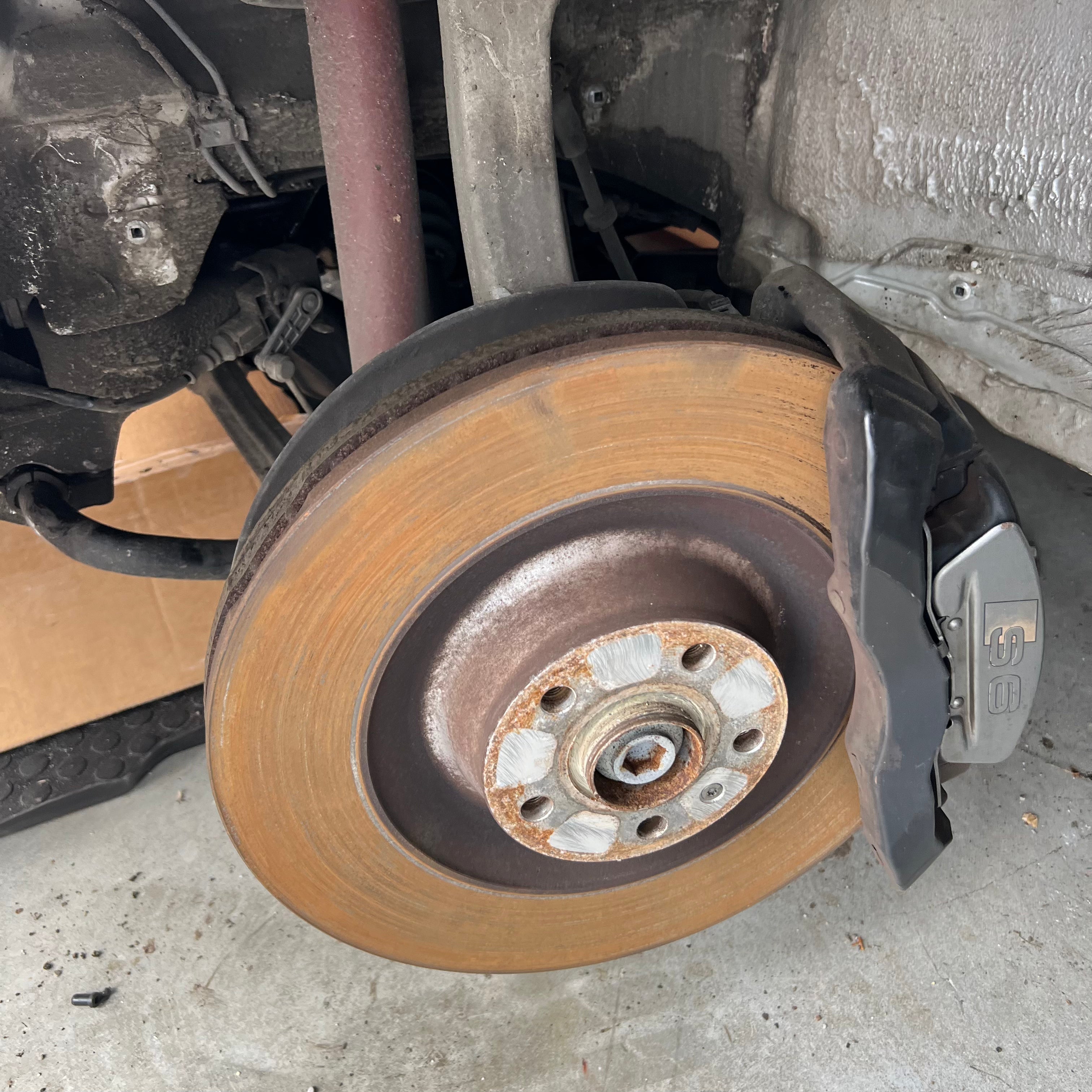 Audi S6 4F V10 385 mm Bremssättel mit Hitzeschutzblechen